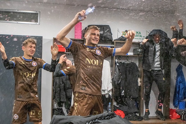 咪咕体育：随着米兰1-2那不勒斯，国米2-1，意甲最新积分榜：2队争冠+7队争4.